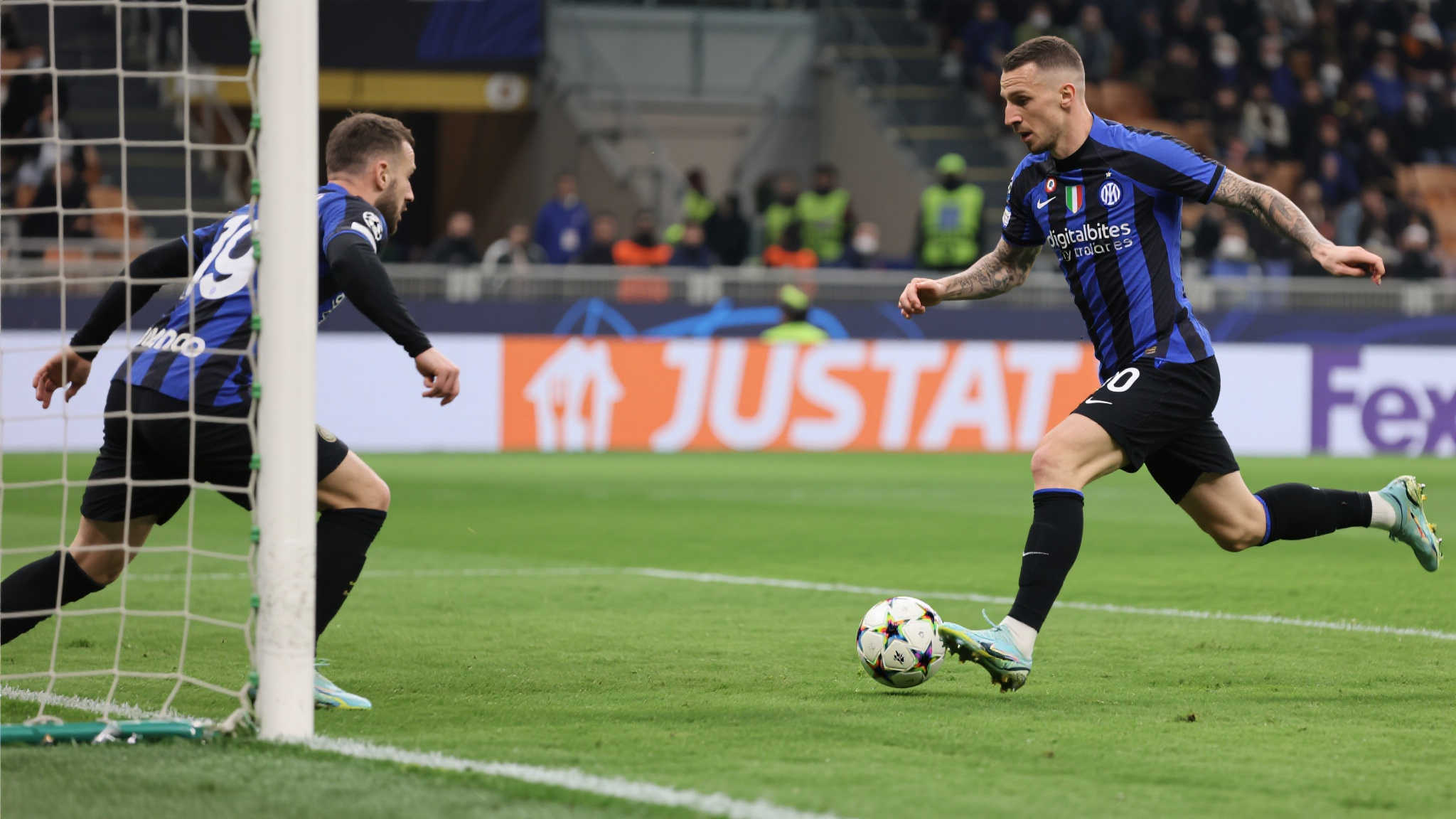 广州蒲公英热点评述:解读欧冠决赛中的国米表现 首先,不得不强调的是,国米凭借其巧妙且精准的反击策